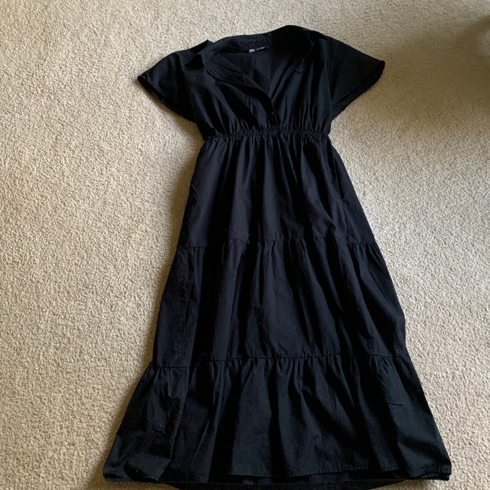 Zara black midi dress. Side pockets- elastic waist. Ver good condition. M